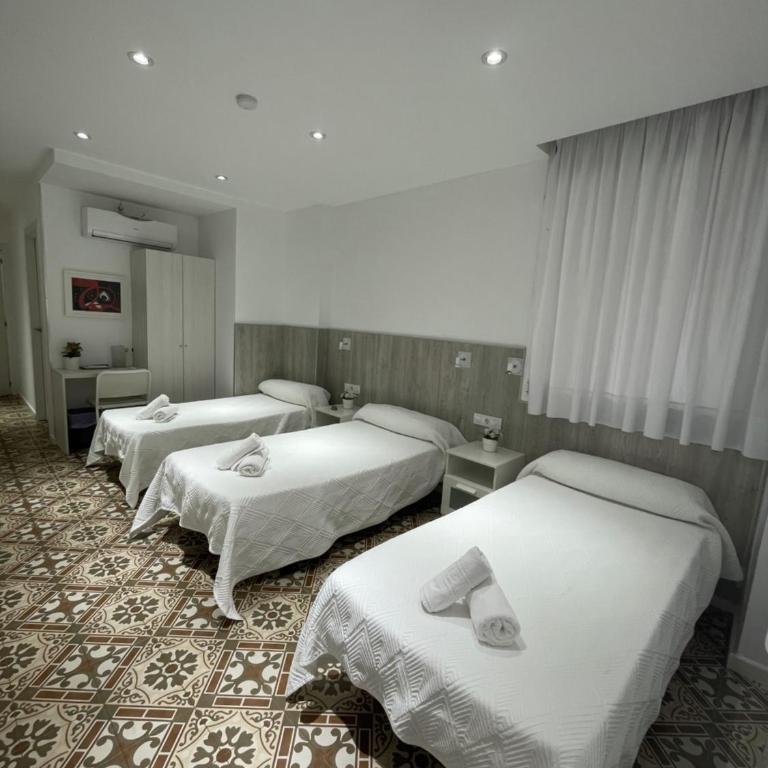 Hostal Nova Barcelona - Triple Room with Private Bathroom - 1