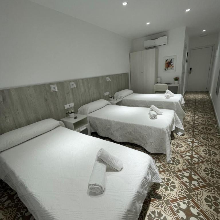 Hostal Nova Barcelona - Triple Room with Private Bathroom - 32