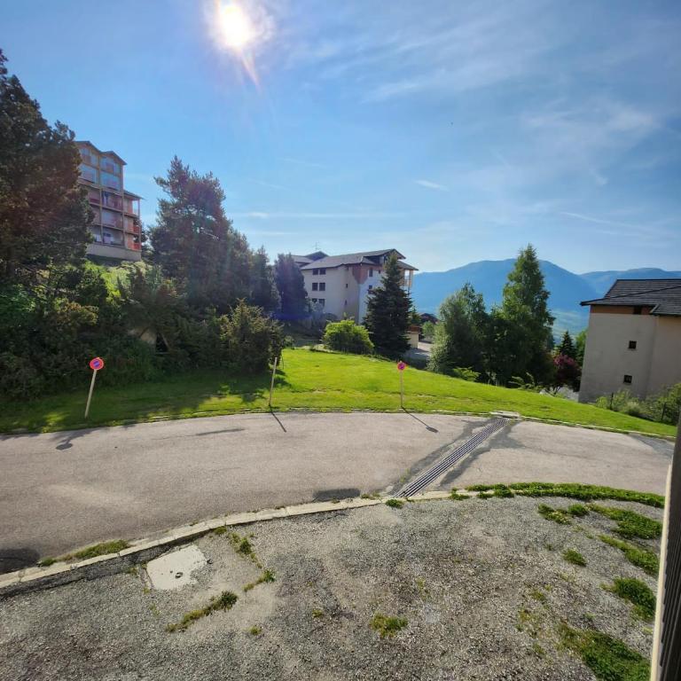 Appartement T2 entièrement rénové dans résidence calme - Appartement 1 Chambre - 2