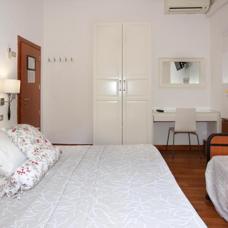 Hotel La Gioiosa - Camera Tripla - 11