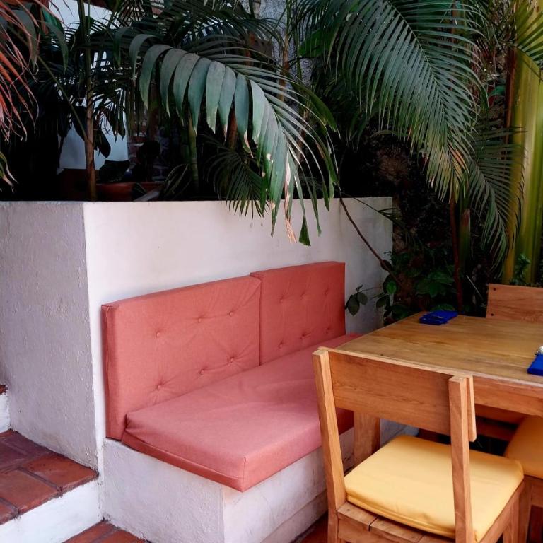 Casa Be Getsemaní - Habitación con cama extragrande y vistas al jardín - 4
