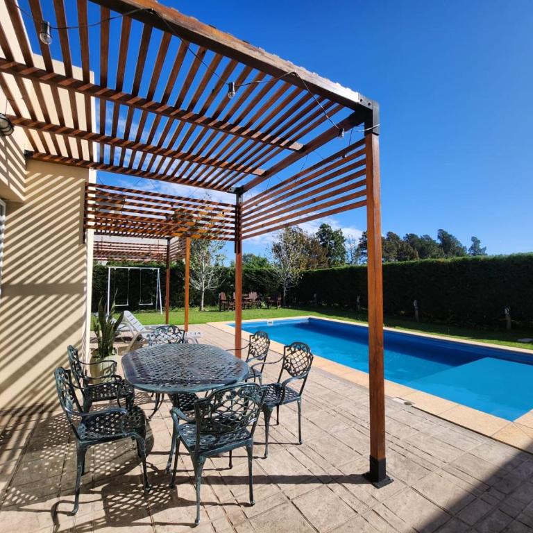 Casa en Club de Campo. Parque y Pileta. - Casa Unifamiliar de 3 dormitorios - 1