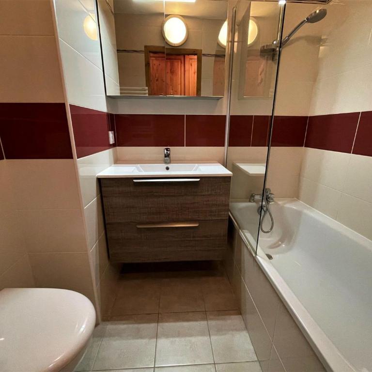Appartement rénové 3 pièces pour 6 pers, balcon, 2 sdb, proche ascenseur, skis, qualité 4 flocons - FR-1-452-203 - Apartment (6 Erwachsene) - 15