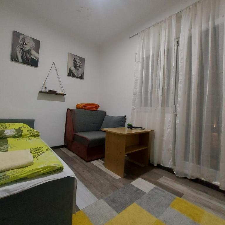 Pandora's Place - Dvokrevetna Soba sa Bračnim Krevetom i Balkonom - 15