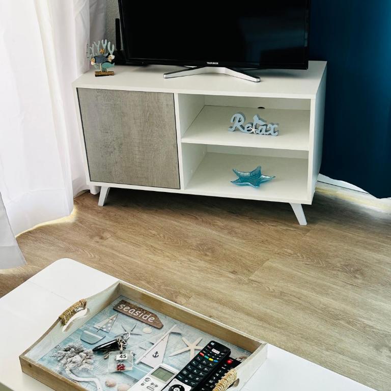 Salles Beach Duplex 45 - Three-Bedroom Apartment - 4