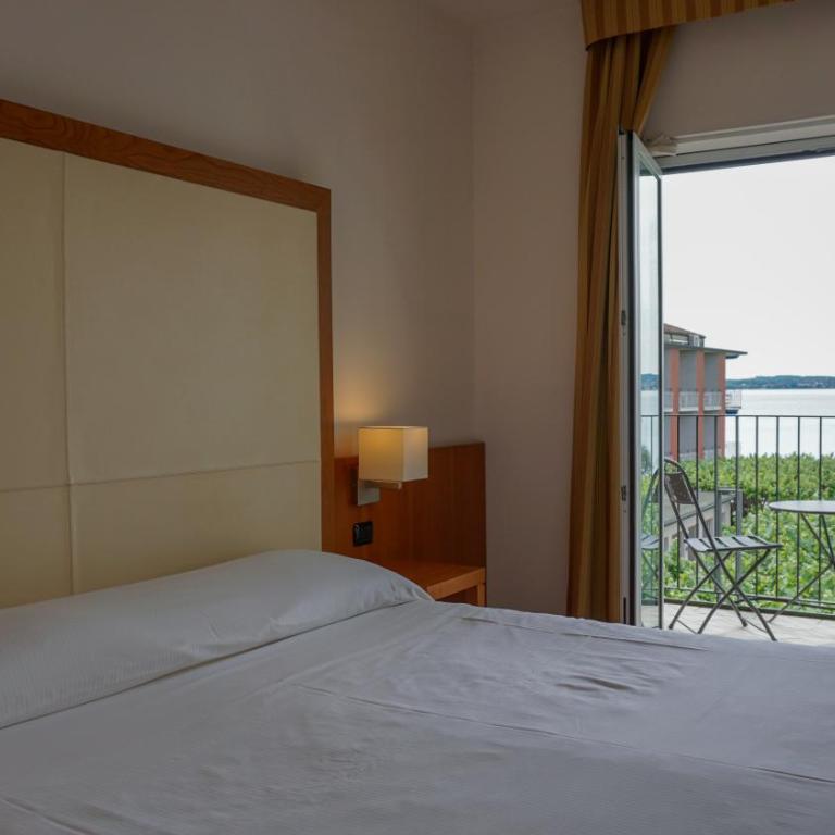 Hotel Mavino - Comfort Double or Twin Room with Balcony and Partial Lake View - 8