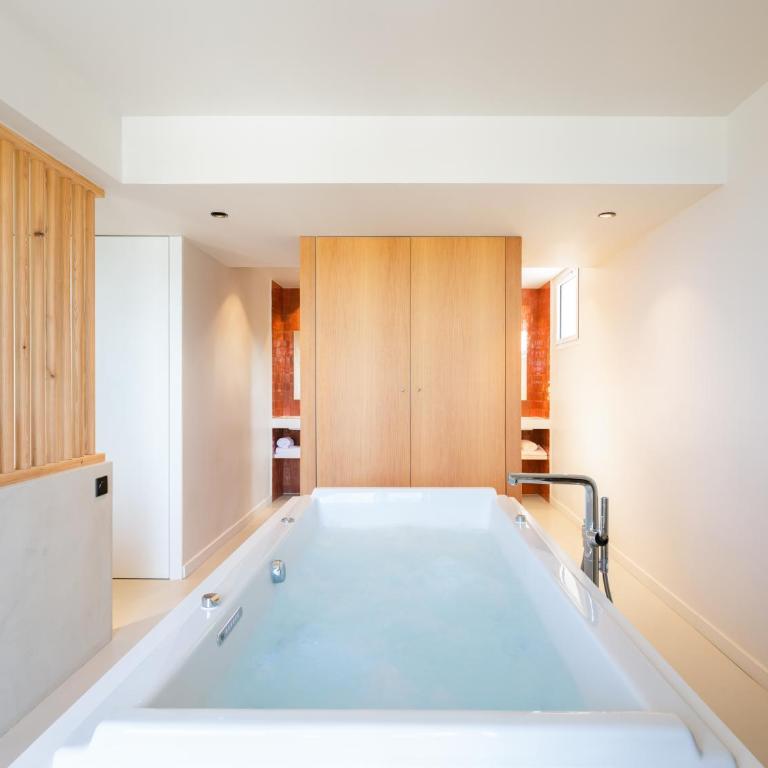 Les Elmes - Hôtel & Spa - Suite with Hot Tub - 1