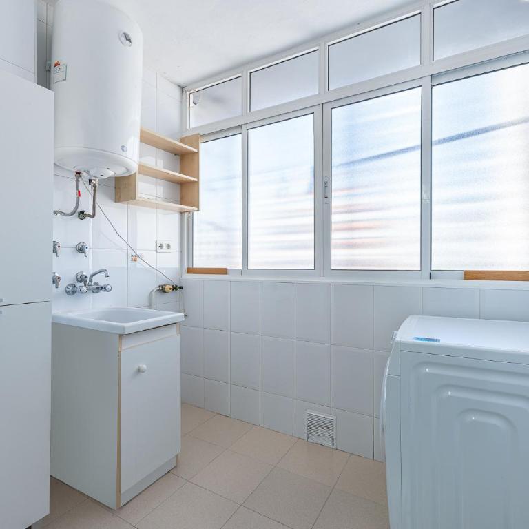 797 HOLIDAY RENTALS- Apartamento en Torremolinos para 7 con vistas al mar - Apartment with Sea View - 24
