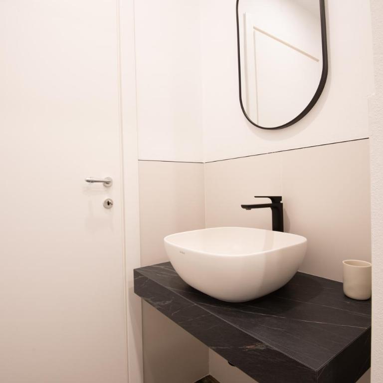 Mari Urbani - One-Bedroom Apartment - 12