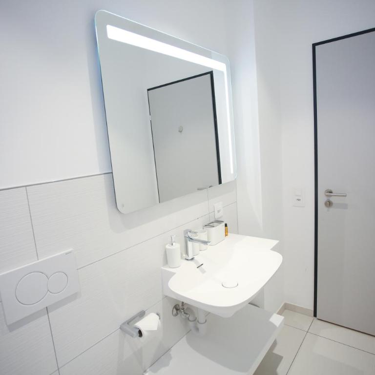 Hotel Bellavista Locarno - Camera Tripla Comfort con Doccia - 11