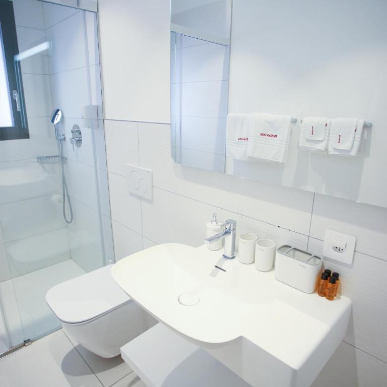 Hotel Bellavista Locarno - Camera Tripla Comfort con Doccia - 12