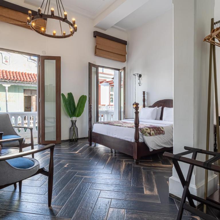 Soy local insignia - Habitación con cama grande y balcón - 13