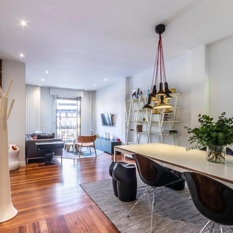 PISO DE DISEÑO JUNTO AL CASCO VIEJO - Two-Bedroom Apartment - 1
