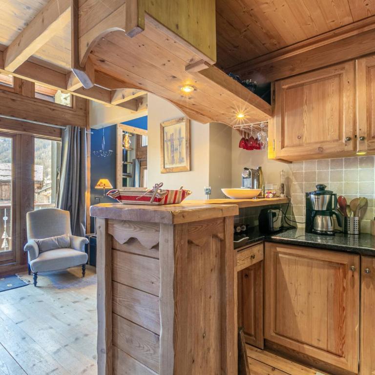 Appartement élégant avec cheminée et balcon, aux pieds des pistes et au cœur de Val-d'Isère - FR-1-694-138 - Appartement - 16