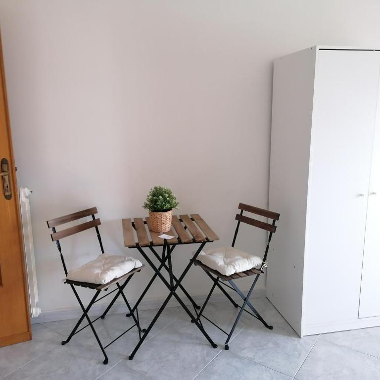 Rara Domus B&B - Camera Tripla con Bagno Privato Esterno - 8
