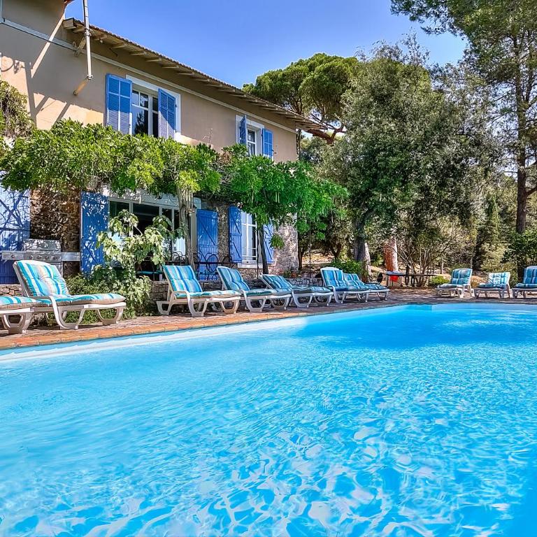 Villa Provençale avec 2 maisons d'amis ,piscine ,Jacuzzi ,vue mer - Villa - 4