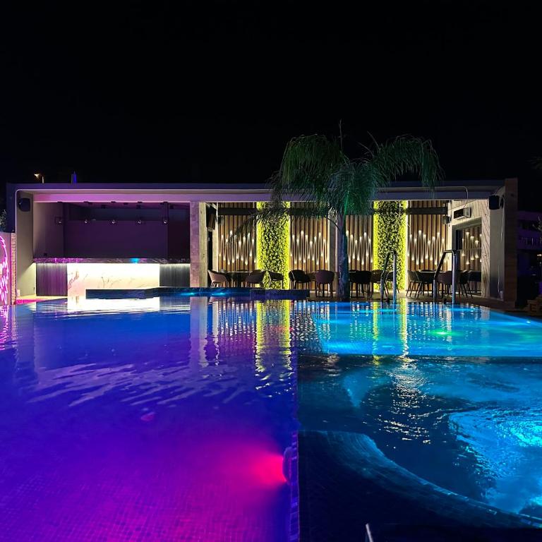 Blue Star Apartments - King Room with Pool View - 5