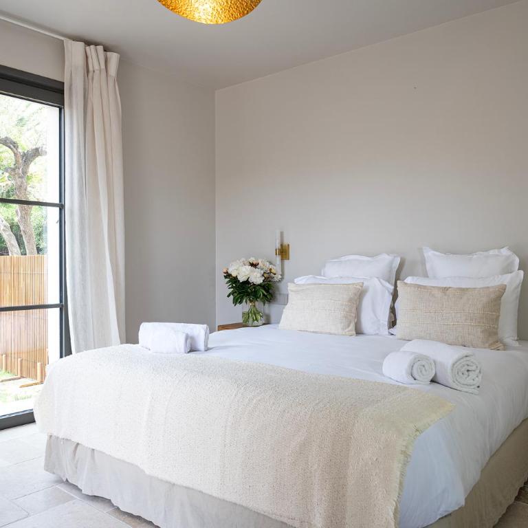 Lou Cagnard - Chambre Lit King-Size - Vue sur Piscine - 1