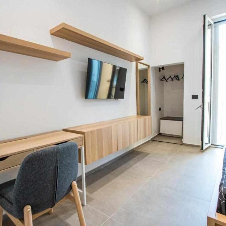 Astroom apartments - Family Room with Balcony - 5