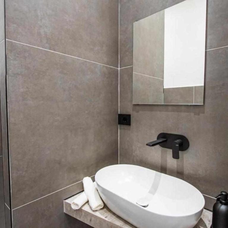 Astroom apartments - Double Room with Balcony - 11