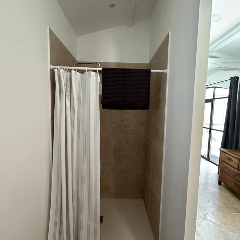 La Bastide des Rosiers - Chambre Double - Vue sur Piscine - 8