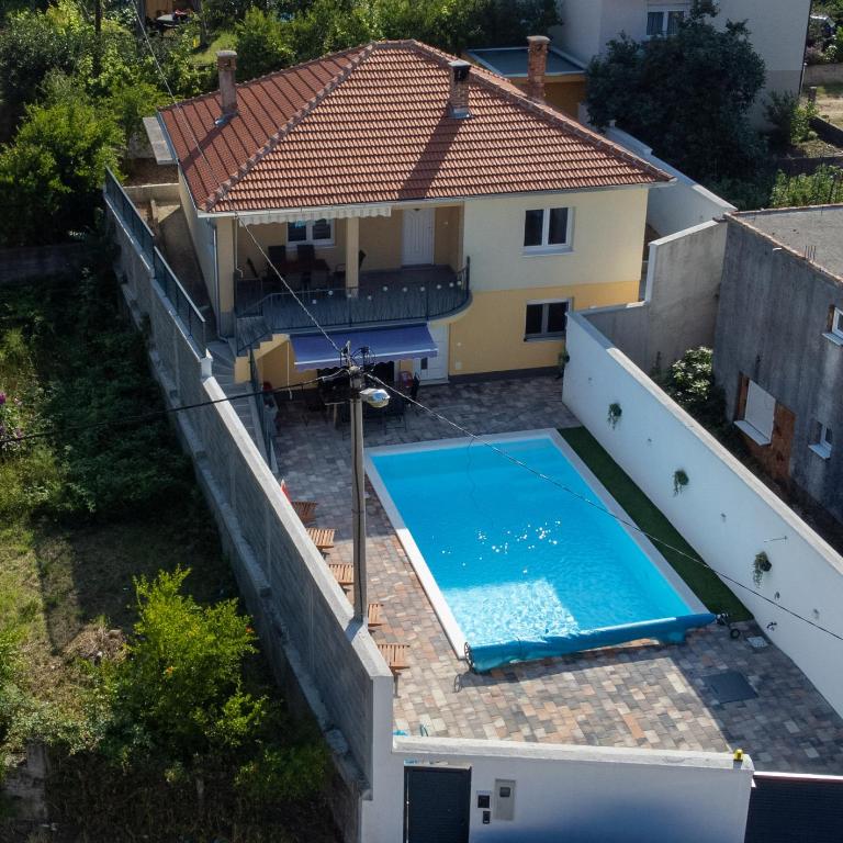 Villa UpTown - Four-Bedroom House - 13