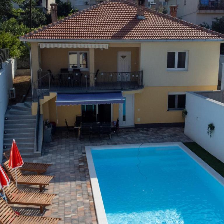 Villa UpTown - Four-Bedroom House - 16