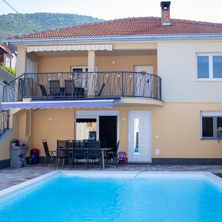 Villa UpTown - Four-Bedroom House - 21