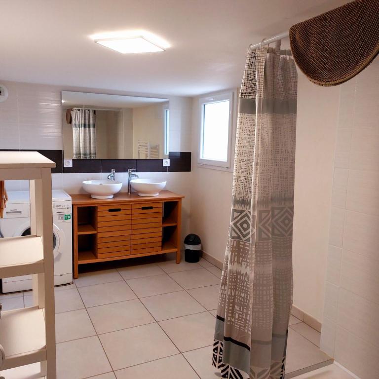 MONTALIEU SEJOUR Rez de jardin Les jonquilles - 1 à 4 PERS - PROX CNPE BUGEY - VALLEE BLEU - VIA RHONA - Appartement 1 Chambre - 9