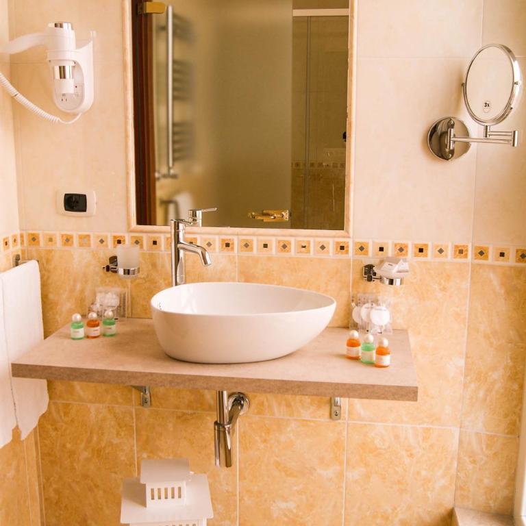 Monti 66 Hotel - Camera Deluxe - 8