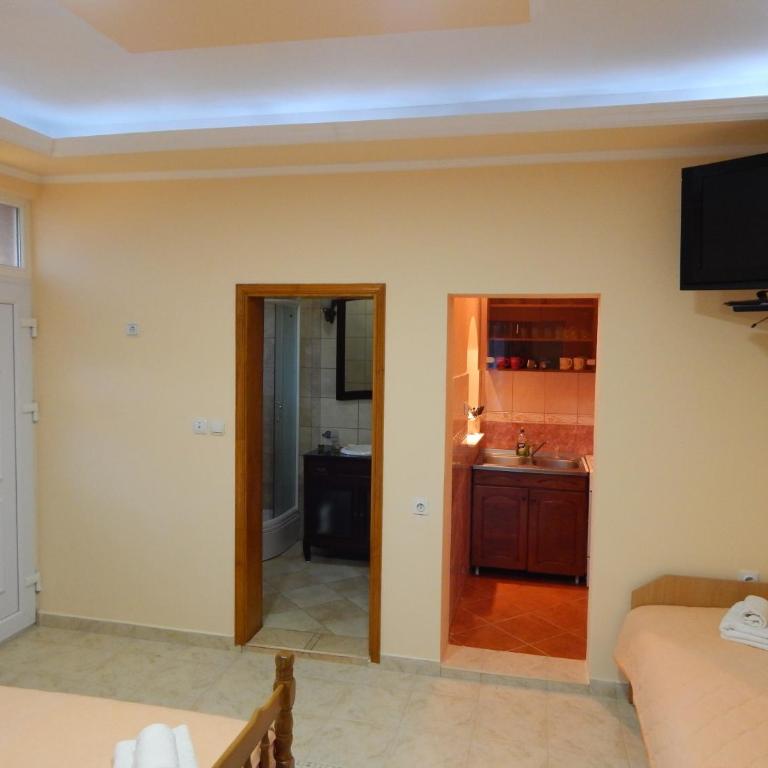 Apartments Klakor - Studio with Balcony and Sea View - 12