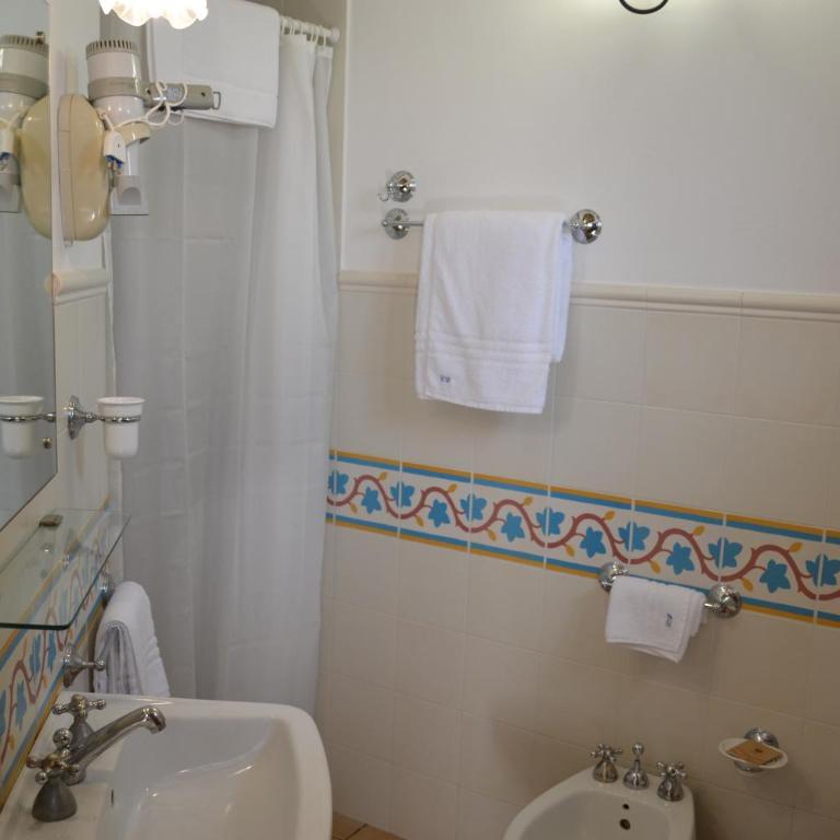 HOTEL Cala Buguto - Camera Matrimoniale Deluxe (2 Adulti + 1 Bambino) - 13