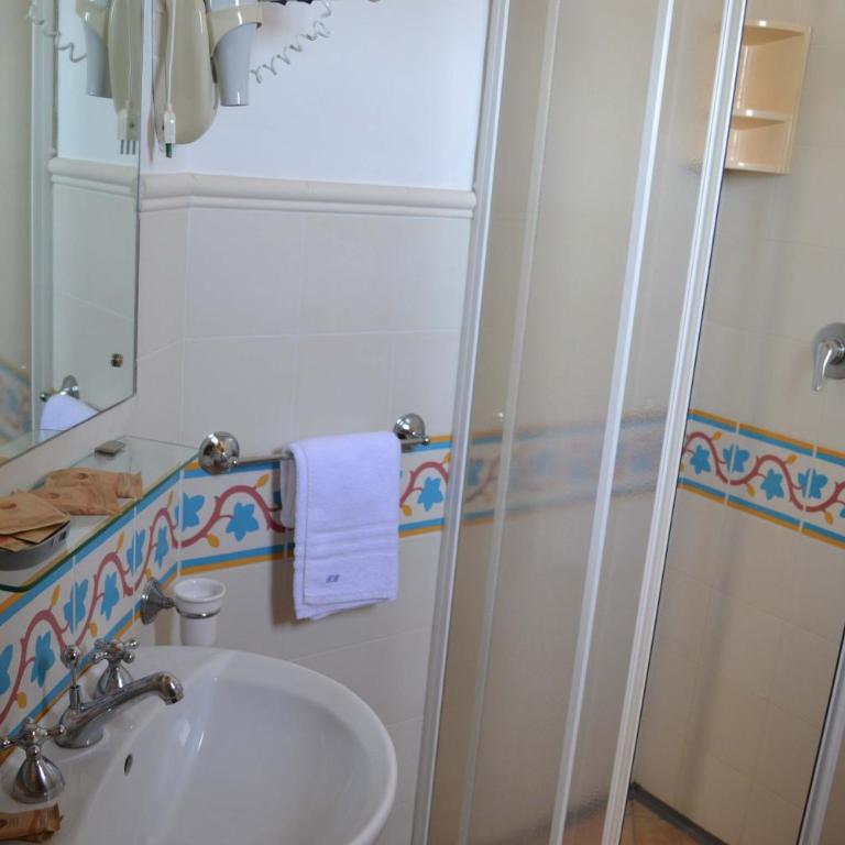 HOTEL Cala Buguto - Camera Tripla Comfort - 8