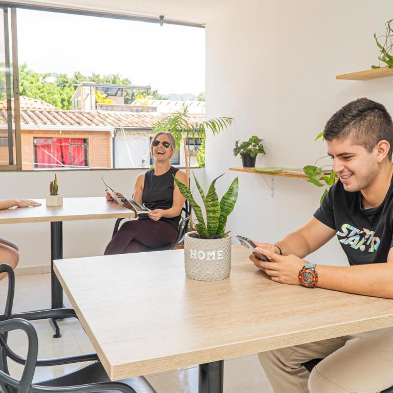 Alojamiento en el corazón de Medellín Hab Privada B - Family Room - 19