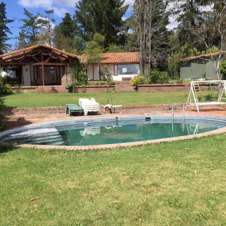 Alojamiento Punta verde Gran casa orilla Lago Rapel piscina ,jardines ,quincho ,terrazas,para 13 - Five-Bedroom House - 1