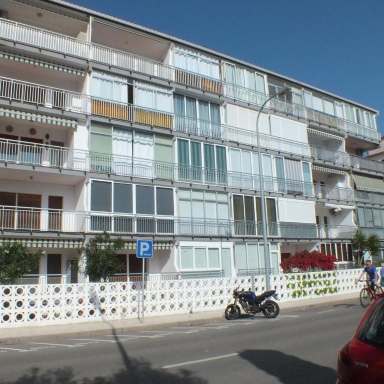 Apartamento Cerca de la Playa con Terraza y Parking en Roses, Costa Brava - ES-204-55 - Apartment - 1
