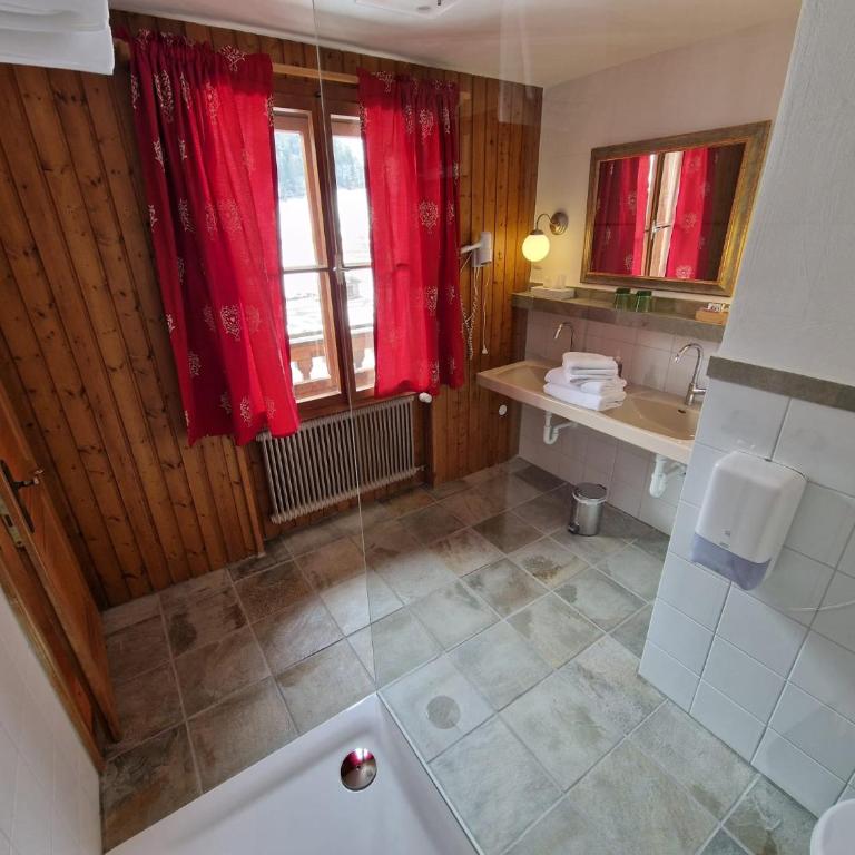 Hotel Schlosswirt - Geräumiges Doppelzimmer mit Balkon - 3. Etage - 3