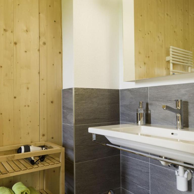 BerglandHof Hotel Ernen - Doppelzimmer mit Balkon - 3