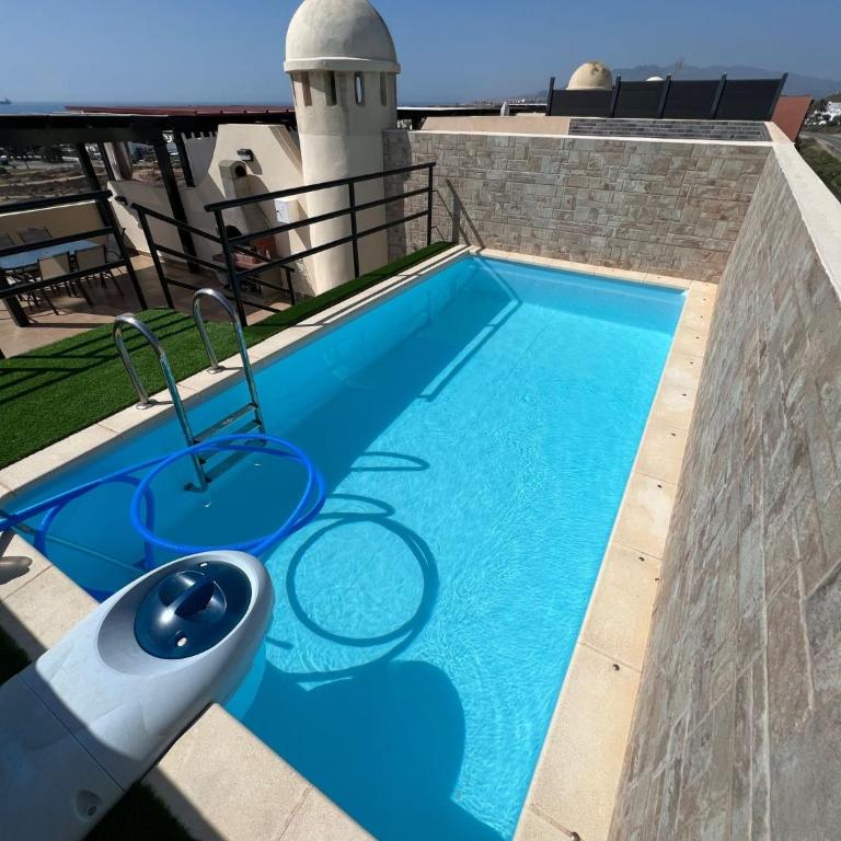 Ático con piscina privada vistas al mar. - Apartamento de 2 dormitorios - 40