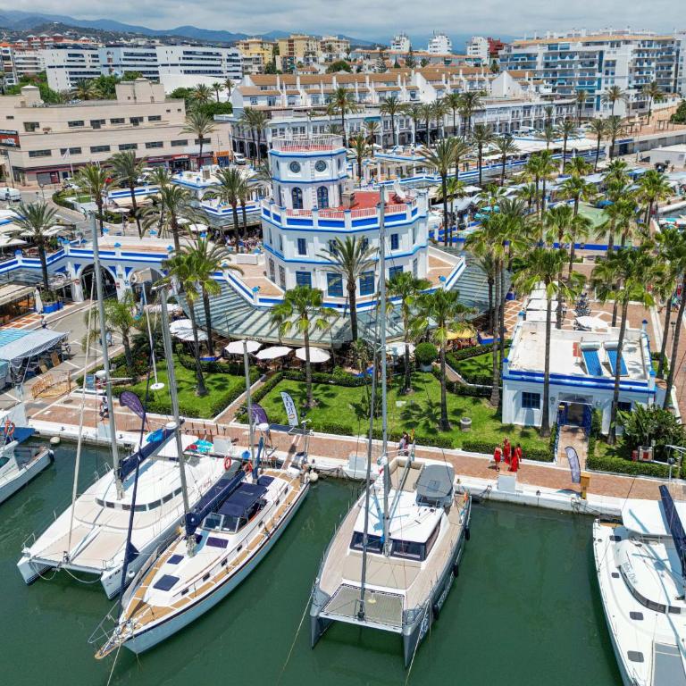 Spacious Beachfront Town House in Estepona with Fully Equipped Kitchen, Pools, Garden, Sea View - Casa de 3 dormitorios - 28