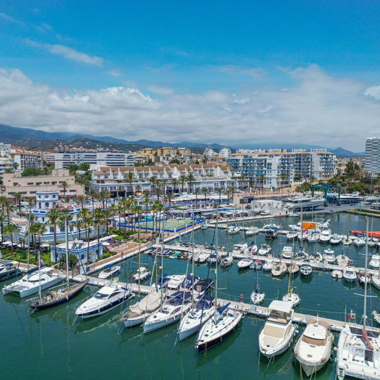 Spacious Beachfront Town House in Estepona with Fully Equipped Kitchen, Pools, Garden, Sea View - Casa de 3 dormitorios - 35