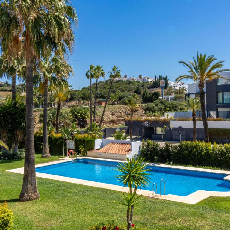 Spacious Beachfront Town House in Estepona with Fully Equipped Kitchen, Pools, Garden, Sea View - Casa de 3 dormitorios - 20