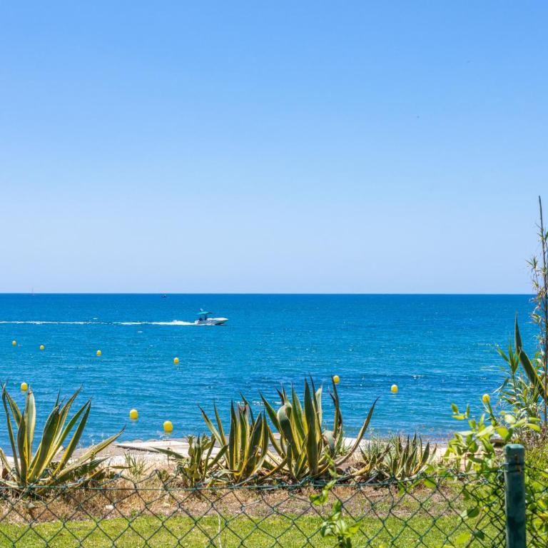 Spacious Beachfront Town House in Estepona with Fully Equipped Kitchen, Pools, Garden, Sea View - Casa de 3 dormitorios - 23