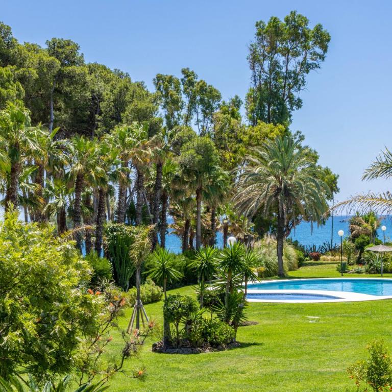 Spacious Beachfront Town House in Estepona with Fully Equipped Kitchen, Pools, Garden, Sea View - Casa de 3 dormitorios - 11