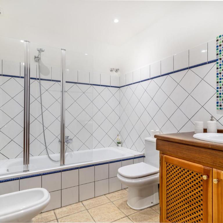 Spacious Beachfront Town House in Estepona with Fully Equipped Kitchen, Pools, Garden, Sea View - Casa de 3 dormitorios - 27