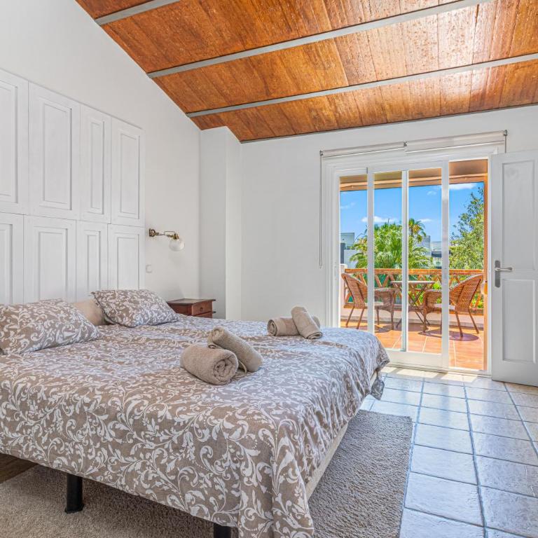 Spacious Beachfront Town House in Estepona with Fully Equipped Kitchen, Pools, Garden, Sea View - Casa de 3 dormitorios - 3