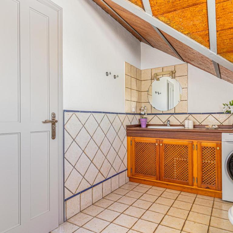 Spacious Beachfront Town House in Estepona with Fully Equipped Kitchen, Pools, Garden, Sea View - Casa de 3 dormitorios - 17