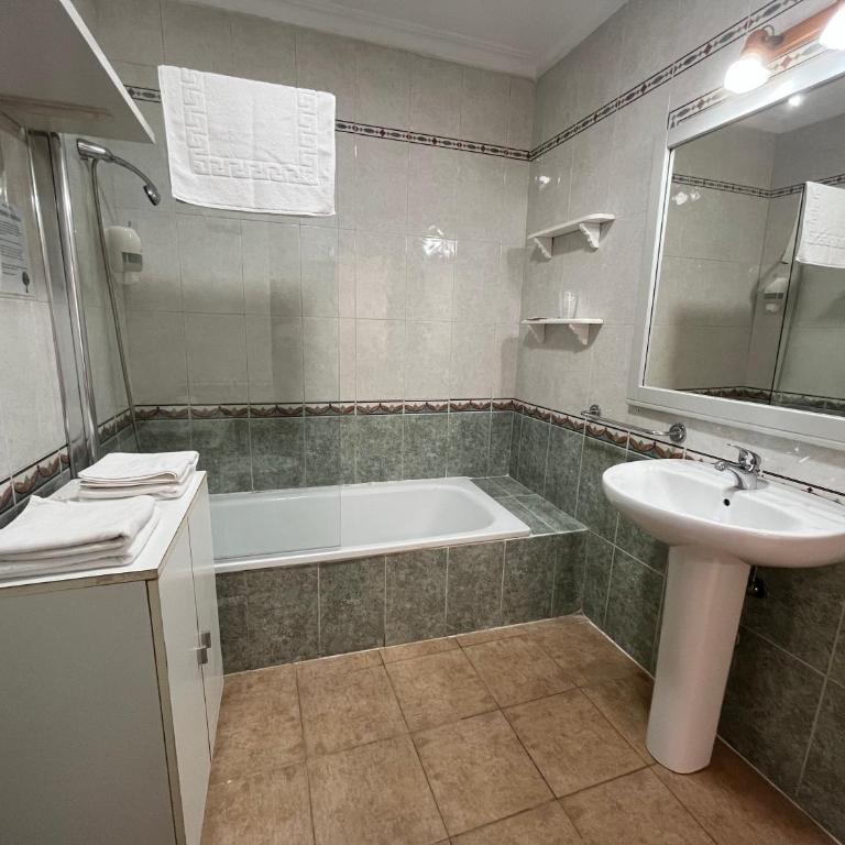 Hostel Conil - Habitaciones con baño privado en el centro de Conil - Habitación Cuádruple con baño privado - 4
