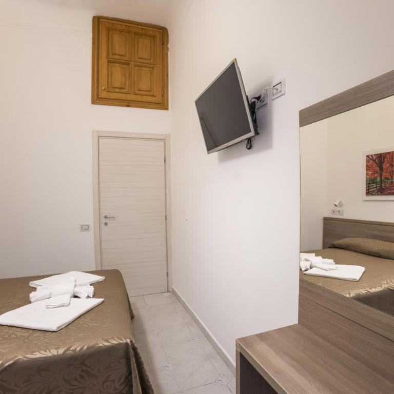 Hotel Orbis - Camera Matrimoniale con Bagno Privato - 4