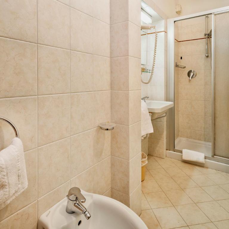 Hotel Corona - Camera Economy Doppia con Letti Singoli - 2